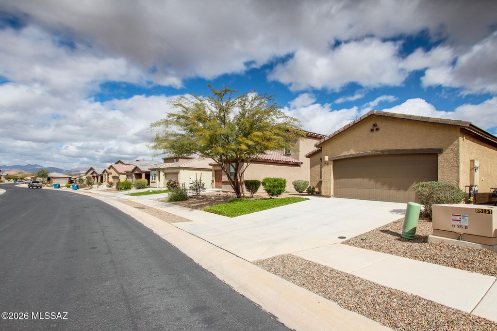 Image 8 of property listing at 7845 S Sugarbend Drive, Tucson, AZ 85757