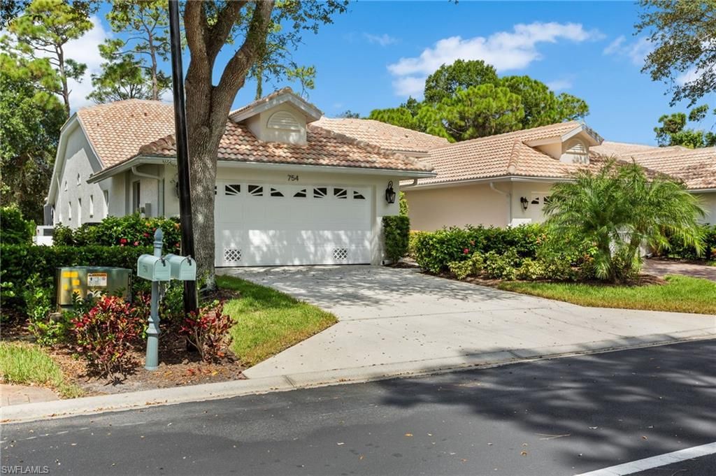 754 Wiggins Bay 14L DR, Naples, FL 34110