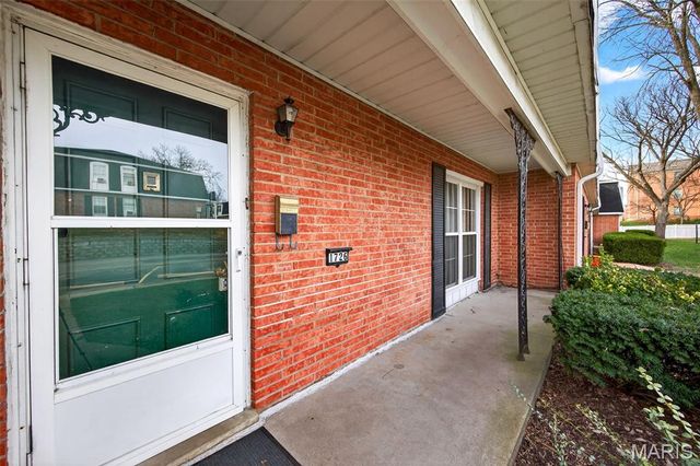 1726 Mayenne Court, St Louis, MO 63125