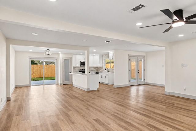 855 Silverpines Road, Houston, TX 77062