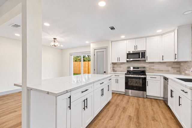 855 Silverpines Road, Houston, TX 77062