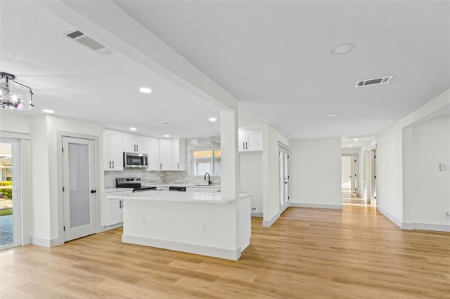 855 Silverpines Road, Houston, TX 77062