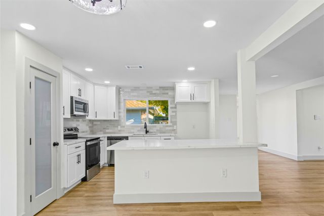 855 Silverpines Road, Houston, TX 77062