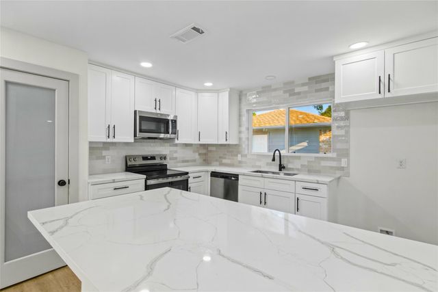 855 Silverpines Road, Houston, TX 77062