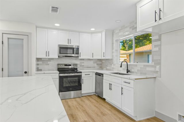 855 Silverpines Road, Houston, TX 77062