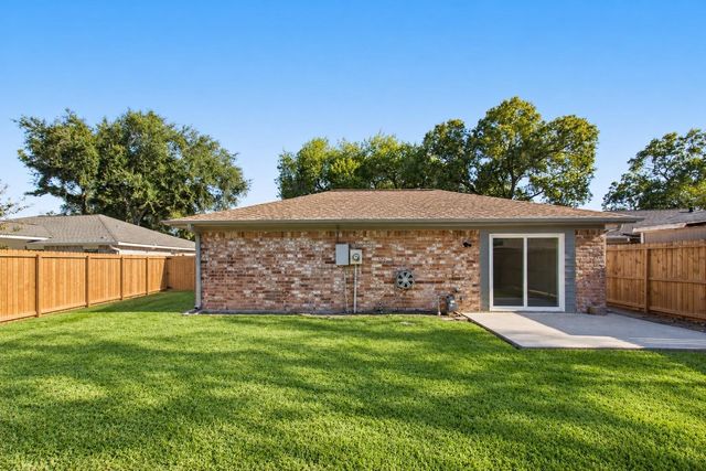 855 Silverpines Road, Houston, TX 77062