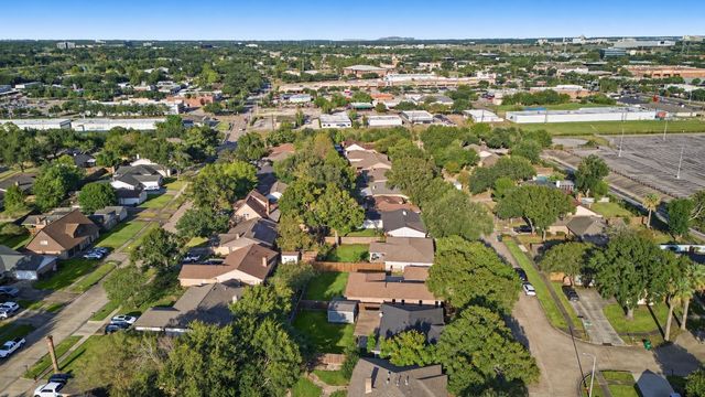 855 Silverpines Road, Houston, TX 77062