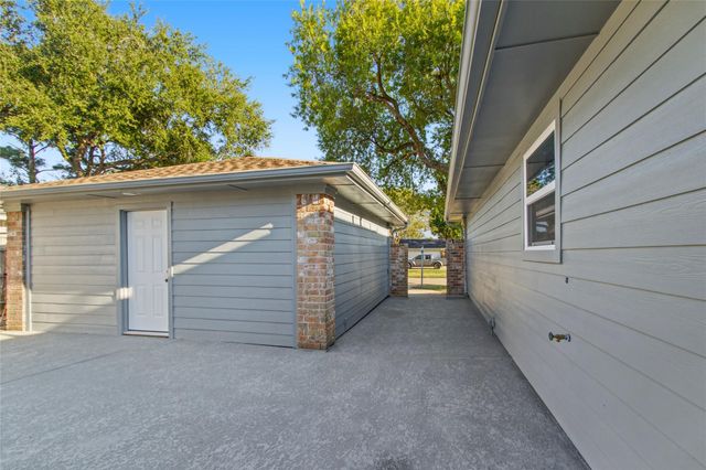 855 Silverpines Road, Houston, TX 77062