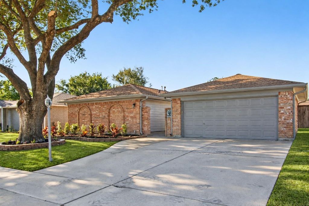 855 Silverpines Road, Houston, TX 77062