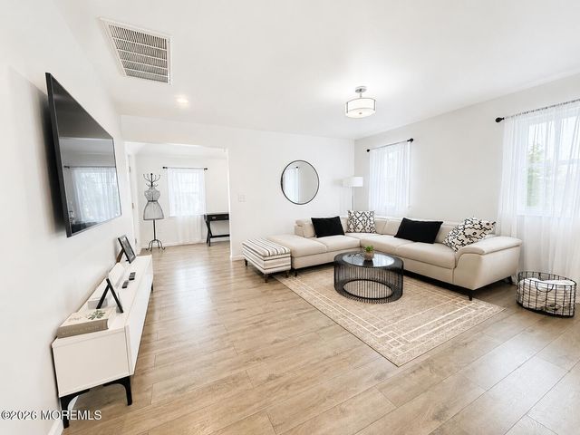 10 Pine Tree Road, Toms River, NJ 08753