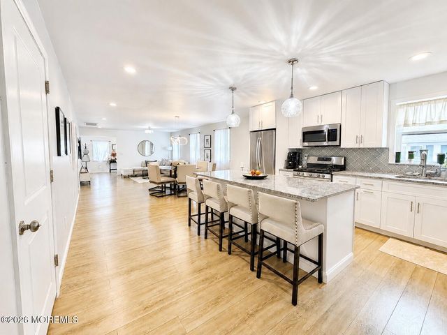 10 Pine Tree Road, Toms River, NJ 08753