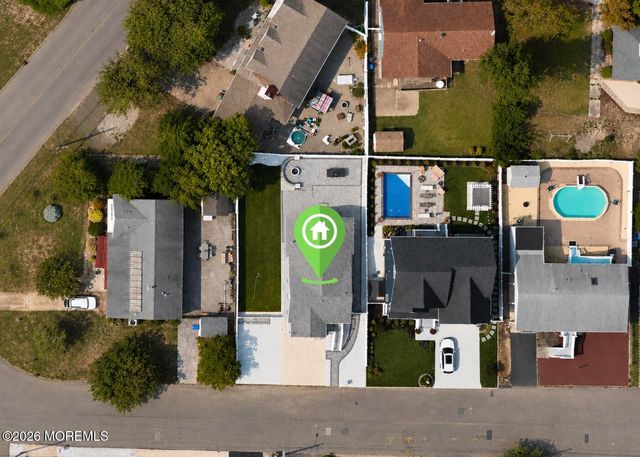10 Pine Tree Road, Toms River, NJ 08753