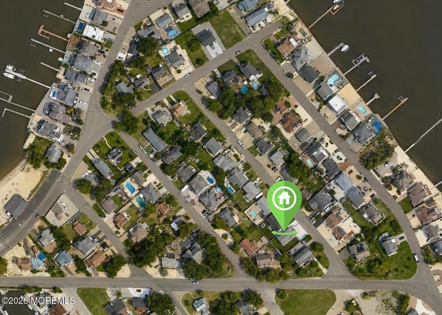 10 Pine Tree Road, Toms River, NJ 08753