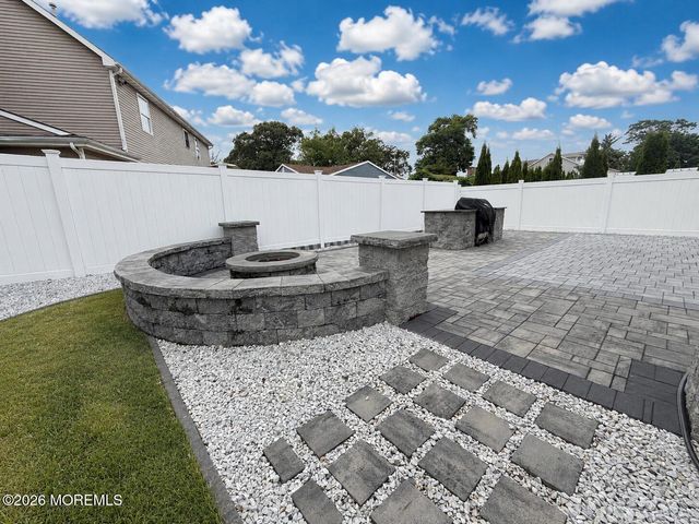 10 Pine Tree Road, Toms River, NJ 08753