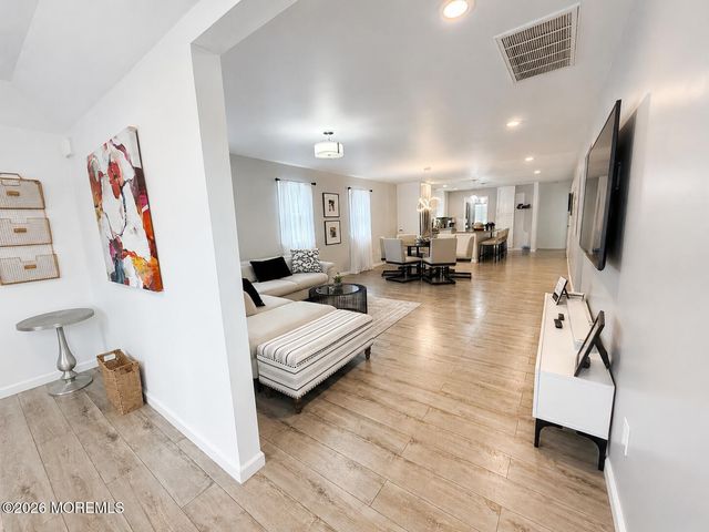 10 Pine Tree Road, Toms River, NJ 08753