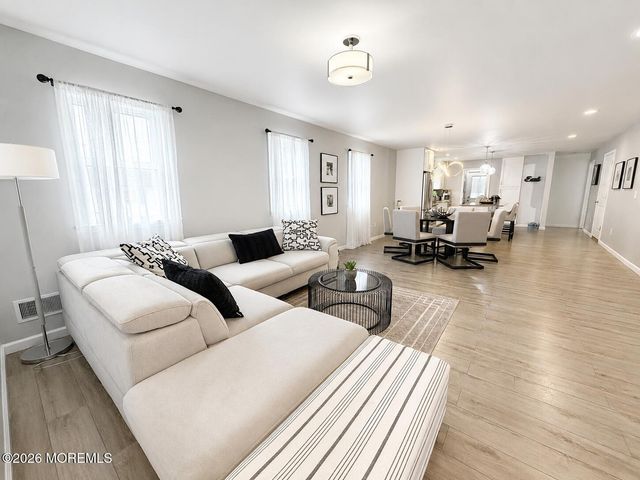 10 Pine Tree Road, Toms River, NJ 08753