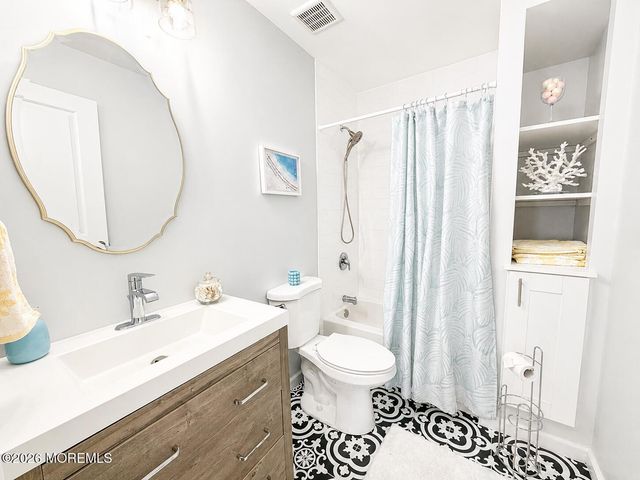 10 Pine Tree Road, Toms River, NJ 08753
