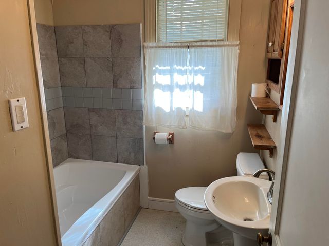 805 Dennis Ave, Leesville, LA 71446