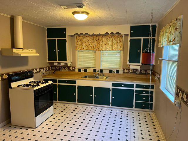 805 Dennis Ave, Leesville, LA 71446