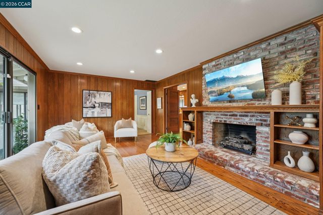 34 Sherwood Ct, Moraga, CA 94556