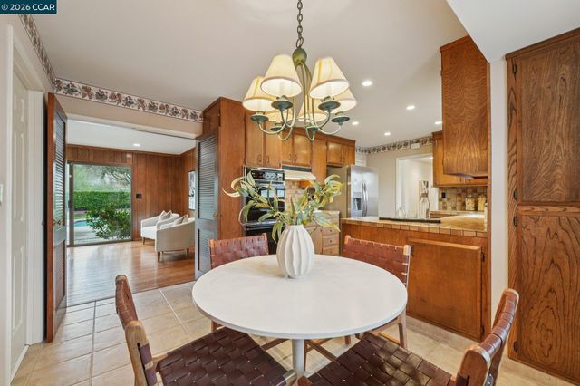 34 Sherwood Ct, Moraga, CA 94556