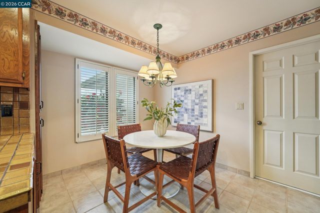 34 Sherwood Ct, Moraga, CA 94556