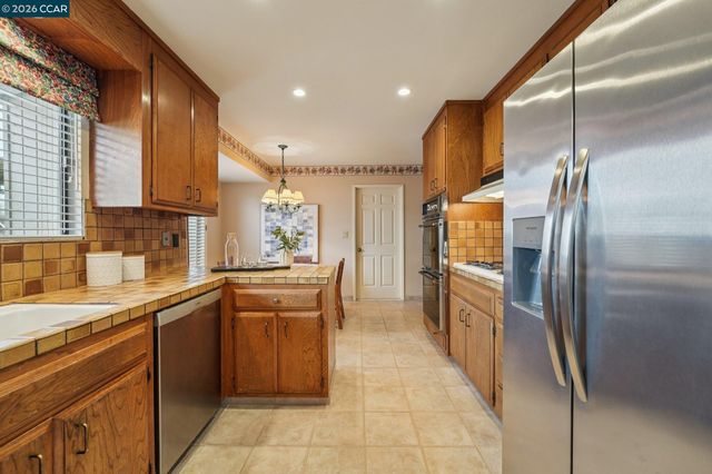 34 Sherwood Ct, Moraga, CA 94556