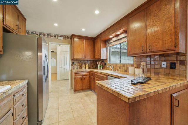 34 Sherwood Ct, Moraga, CA 94556