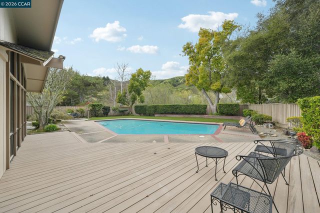 34 Sherwood Ct, Moraga, CA 94556