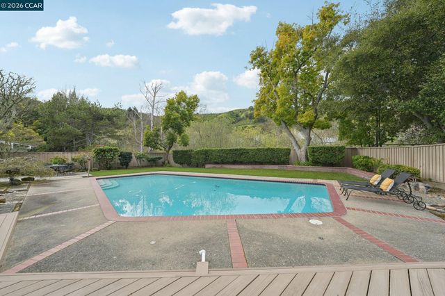 34 Sherwood Ct, Moraga, CA 94556