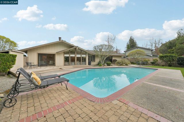 34 Sherwood Ct, Moraga, CA 94556