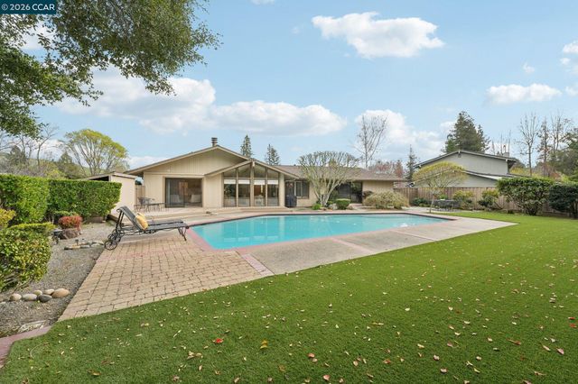 34 Sherwood Ct, Moraga, CA 94556