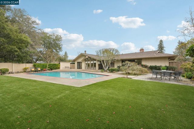 34 Sherwood Ct, Moraga, CA 94556