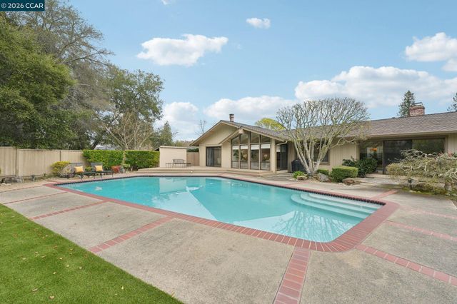 34 Sherwood Ct, Moraga, CA 94556