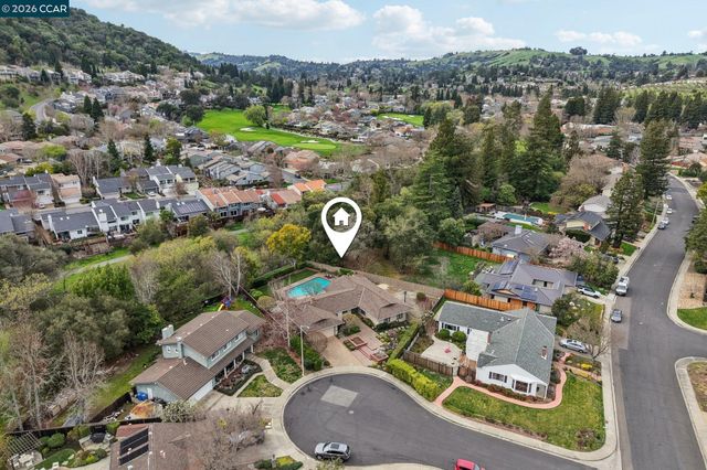 34 Sherwood Ct, Moraga, CA 94556