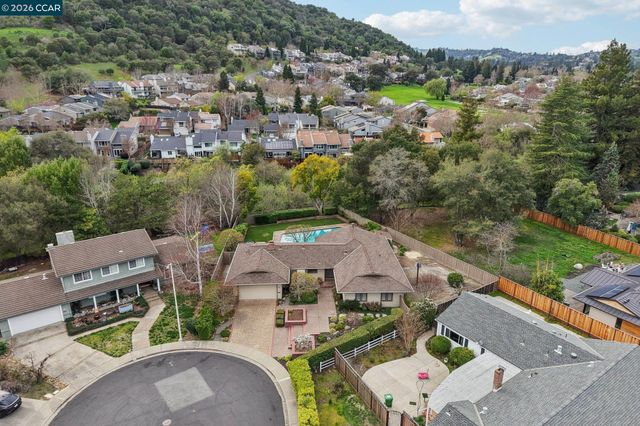 34 Sherwood Ct, Moraga, CA 94556