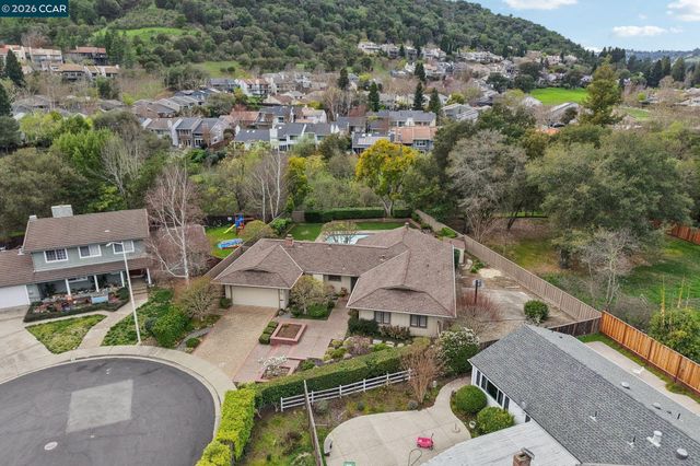 34 Sherwood Ct, Moraga, CA 94556