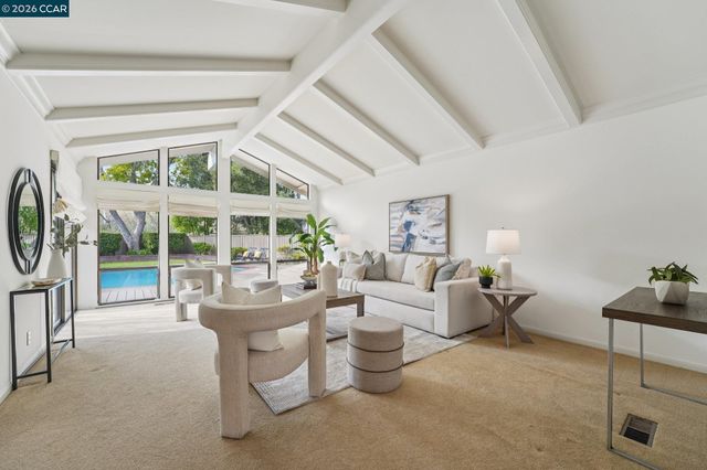 34 Sherwood Ct, Moraga, CA 94556