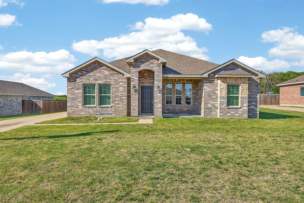 625 Green Mound Drive, Glenn Heights, TX 75154