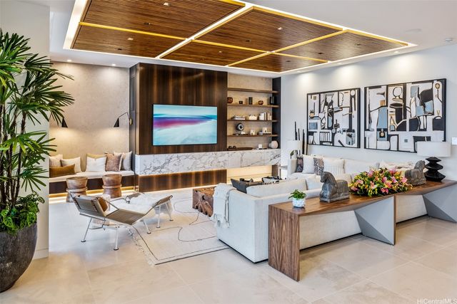 213 Kaalawai Place, Honolulu, HI 96816