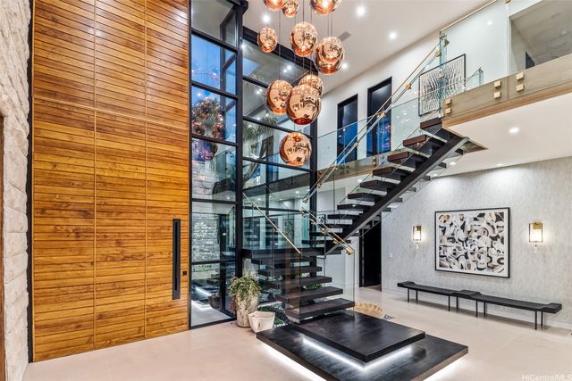 213 Kaalawai Place, Honolulu, HI 96816