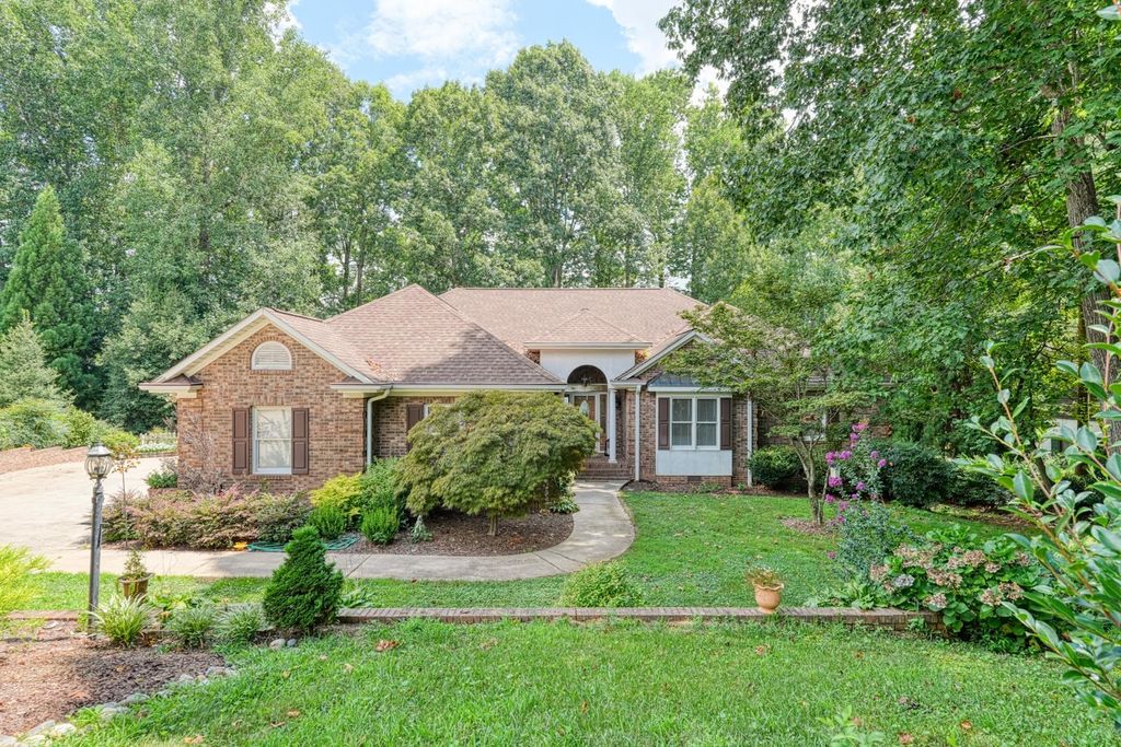 335 Hillcove Point, Wellford, SC 29385
