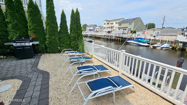 24 Dorothy Drive, Manahawkin, NJ 08050