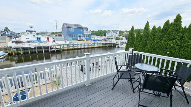 24 Dorothy Drive, Manahawkin, NJ 08050