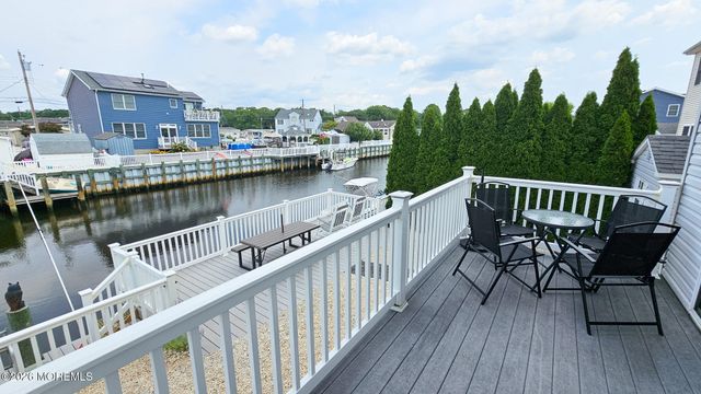 24 Dorothy Drive, Manahawkin, NJ 08050