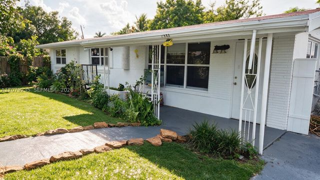 2506 Acapulco Dr, Miramar, FL 33023