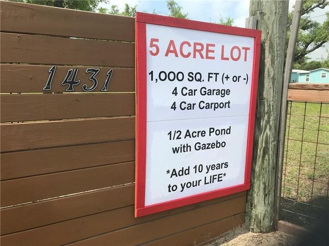 1431 W 12th St, Rockport, TX 78382