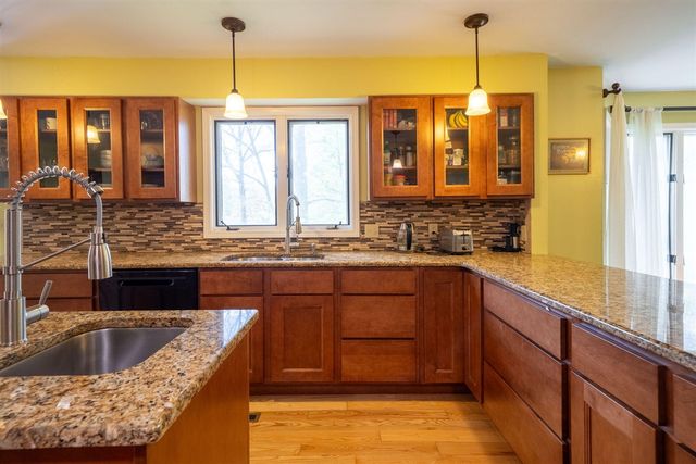 2551 Riveredge Drive, Grand Rapids, MI 49546