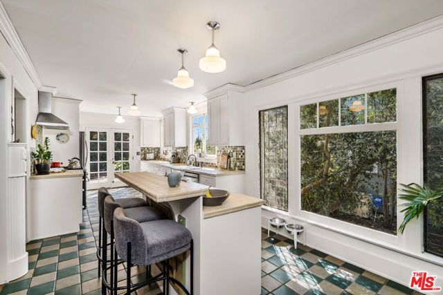 106 N Ridgewood Place, Los Angeles, CA 90004