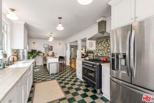 106 N Ridgewood Place, Los Angeles, CA 90004